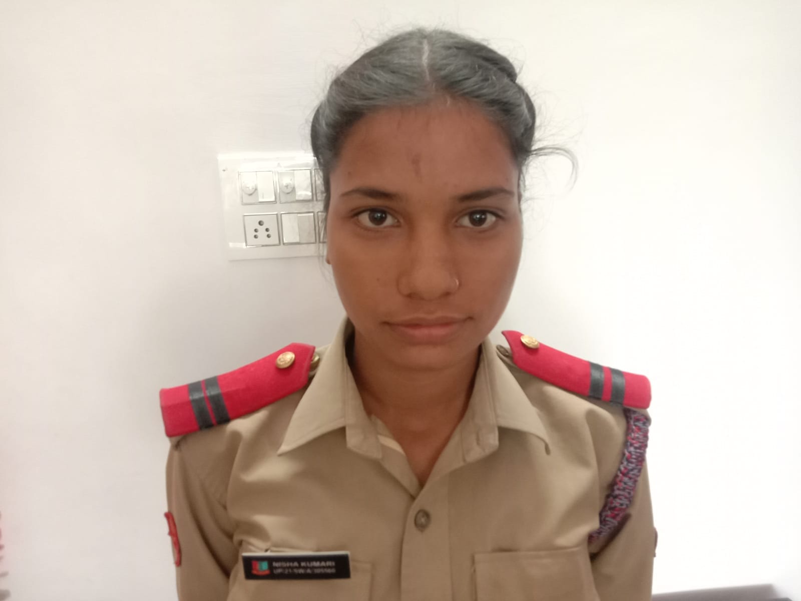 स्वास्थ शिविर में एनसीसी कैडेट्स का स्वास्थ परीक्षण करती डॉक्टर सुनीता सैनी । संवाद