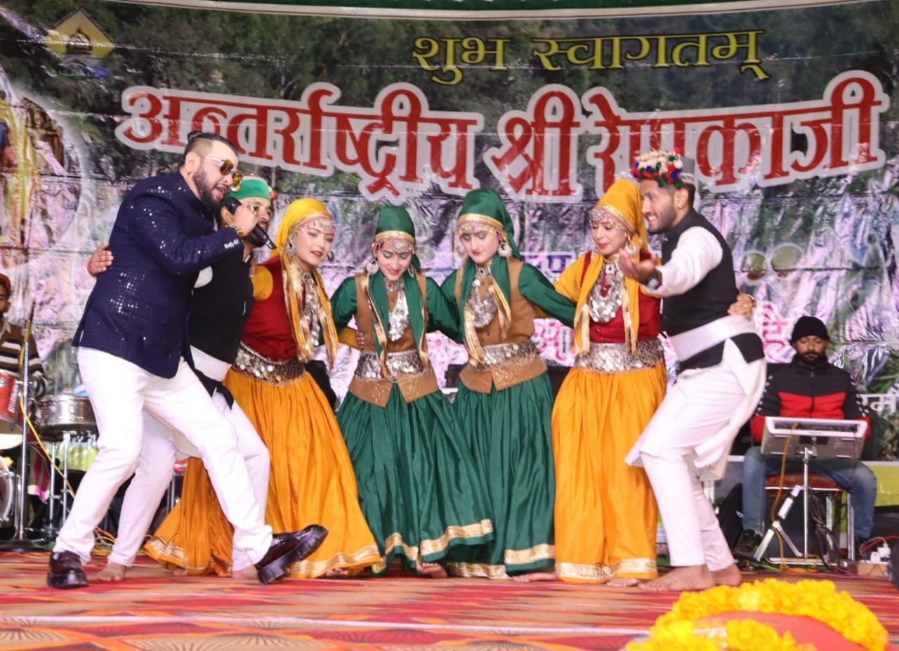 श्री रेणुकाजी मेले की पांचवीं सांस्कृतिक संध्या में प्रस्तुति देते नाटी किंग कुलदीप शर्मा। संवा