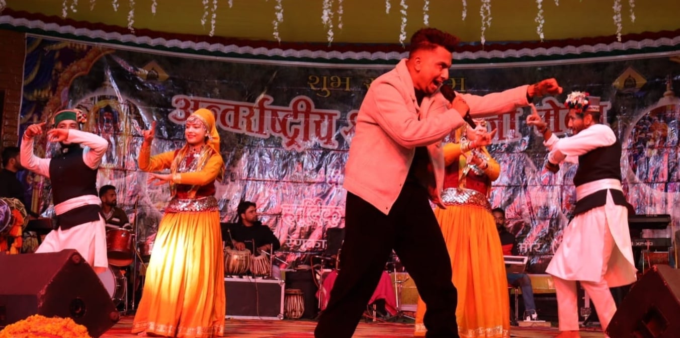 श्री रेणुकाजी मेले की पांचवीं सांस्कृतिक संध्या में प्रस्तुति देते नाटी किंग कुलदीप शर्मा। संवा