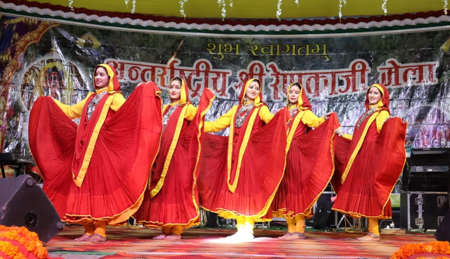 श्री रेणुकाजी मेले की पांचवीं सांस्कृतिक संध्या में प्रस्तुति देते नाटी किंग कुलदीप शर्मा। संवा