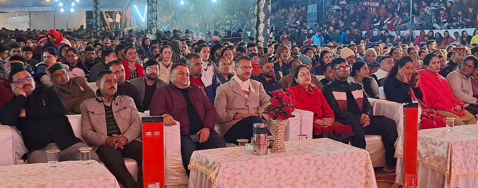 श्री रेणुकाजी मेले की पांचवीं सांस्कृतिक संध्या में प्रस्तुति देते नाटी किंग कुलदीप शर्मा। संवा