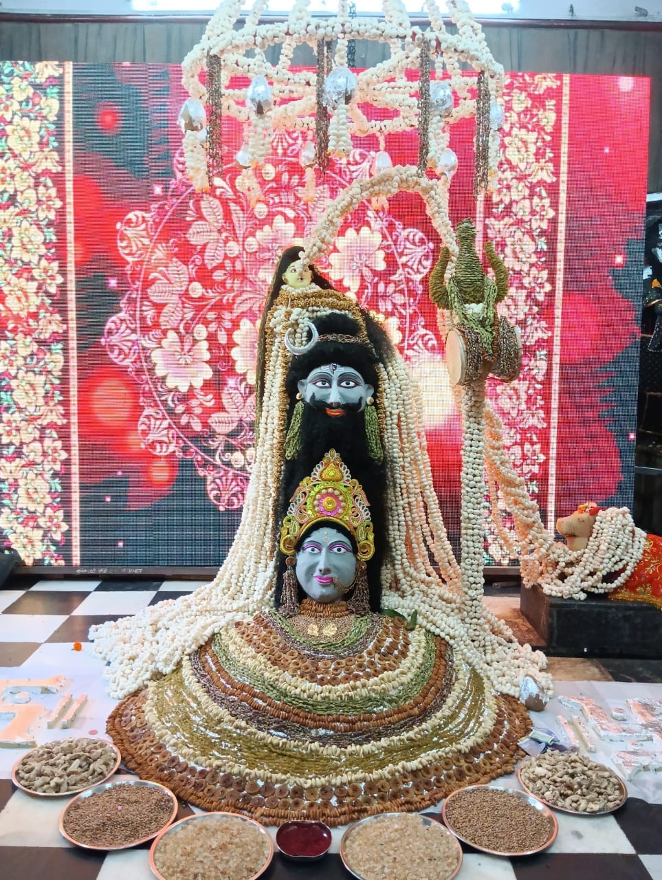 देव दीपावली पर शहर के श्री गौरीशंकर मंदिर में दीपदान करते श्रंद्धालु । संवाद