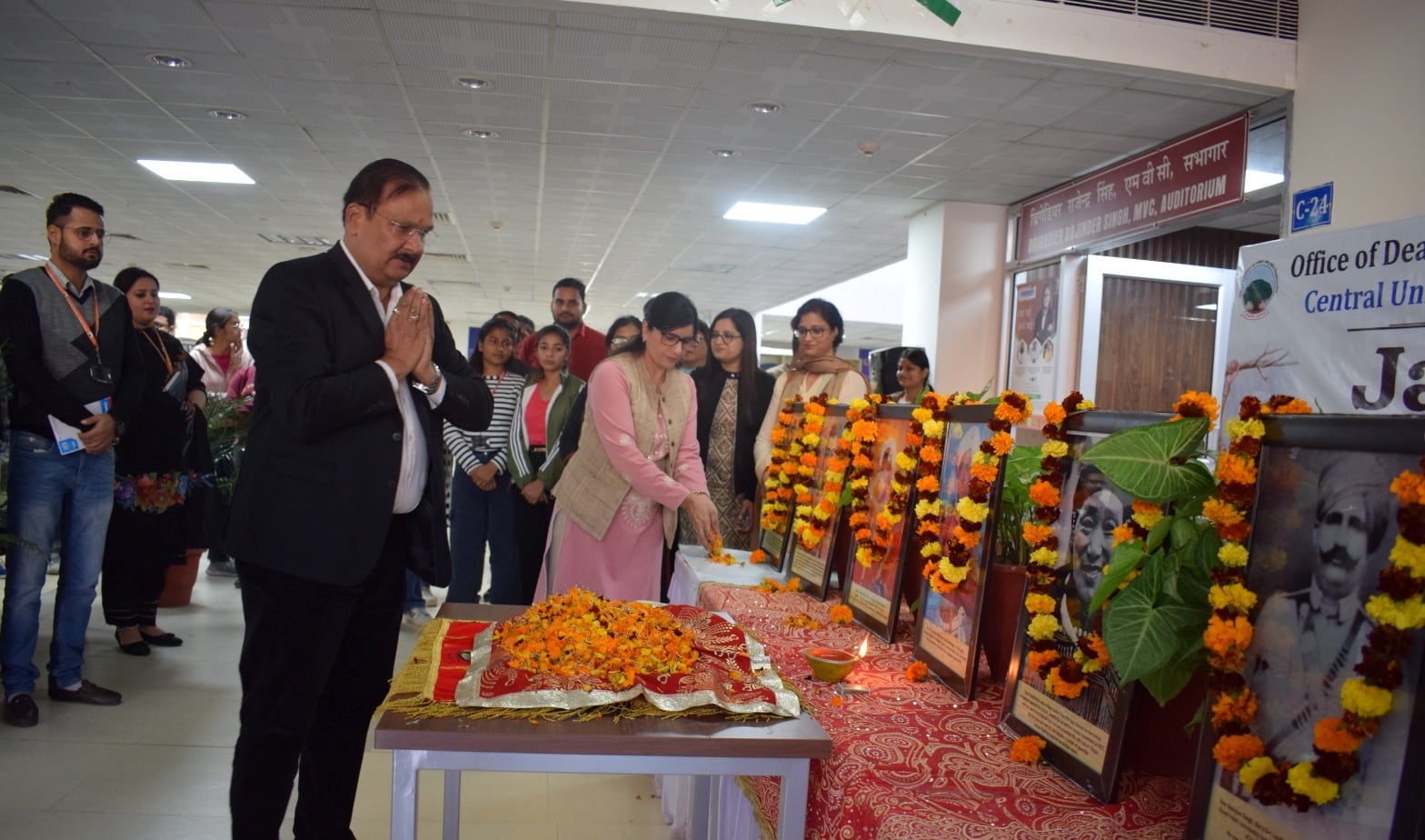 आदिवासी स्वतंत्रता सेनानी भगवान बिरसा मुंडा को श्रद्धांजलि देते कुलपति एवं अन्य: स्रोत केंद्रीय