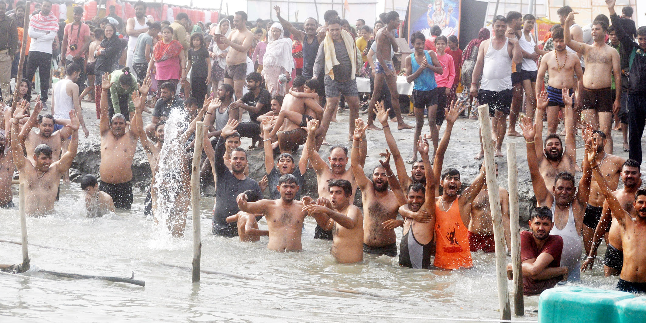 ब्रजघाट में गंगा तट पर सोमवार की सुबह उमड़ा श्रद्धालुओं का सैलाब। संवाद