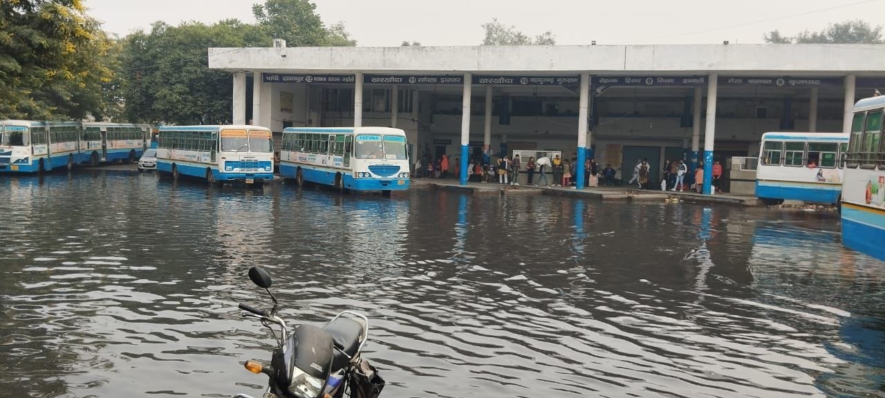 फोटो 18- गंदा नाला ओवरफ्लो होने से सोनीपत के बस अड्डे में भरा दूषित पानी। संवाद