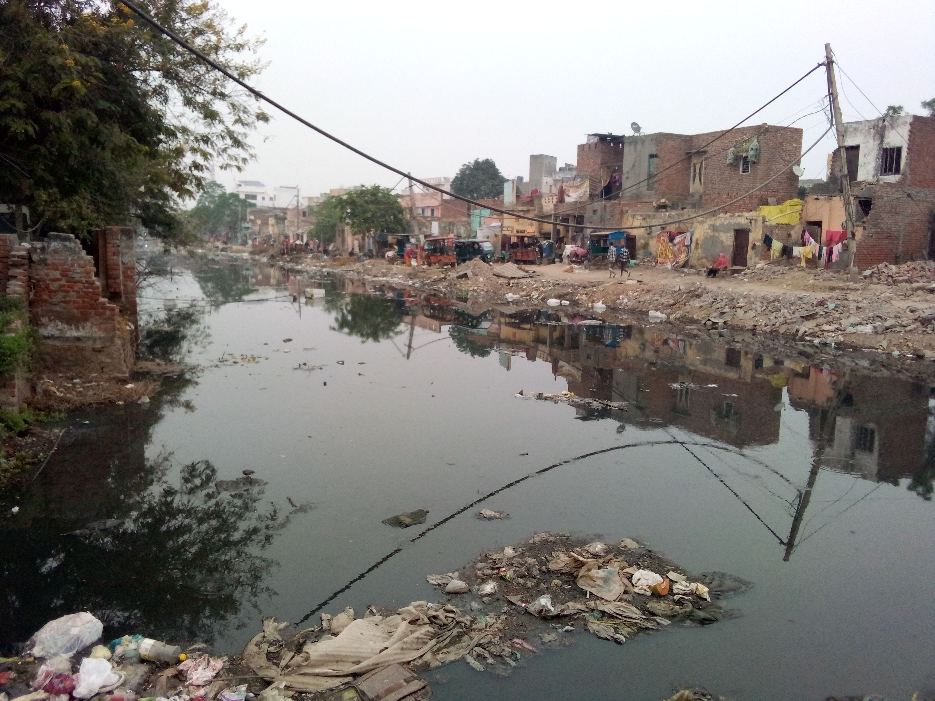 फोटो 18- गंदा नाला ओवरफ्लो होने से सोनीपत के बस अड्डे में भरा दूषित पानी। संवाद