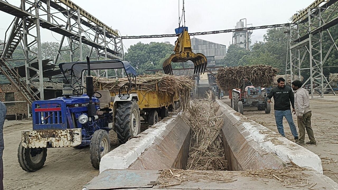 फोटो 33- सोनीपत के चीनी मिल में क्रेन की सहायता से ट्राली से गन्ना उतारकर केन मशीन में डालते हु फोटो 33- सोनीपत के चीनी मिल में क्रेन की सहायता से ट्राली से गन्ना उतारकर केन मशीन में डालते हु