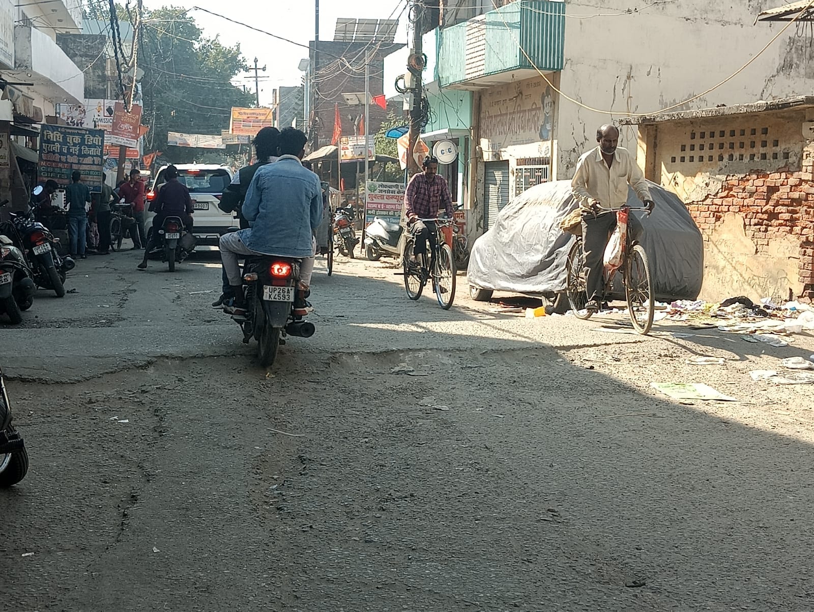गैंस चौराहे से यशवंतरी देवी मंदिर जाने वाली सड़क पर पडे गड्डे । संवाद