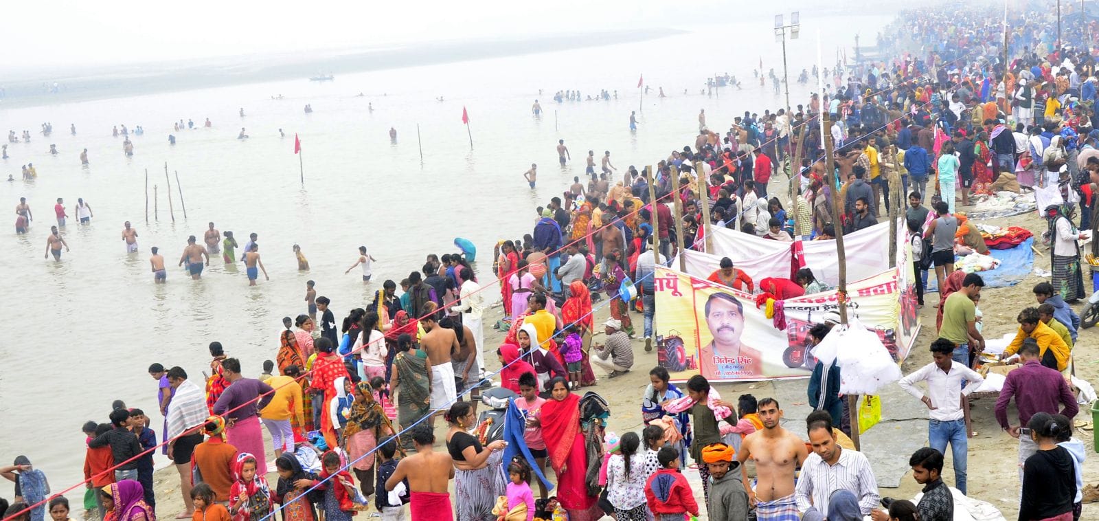 मेला ककोड़ा में कार्तिक पूर्णिमा पर गंगा घाट पर उमड़ी श्रद्धालुओ की भीड़। संवाद