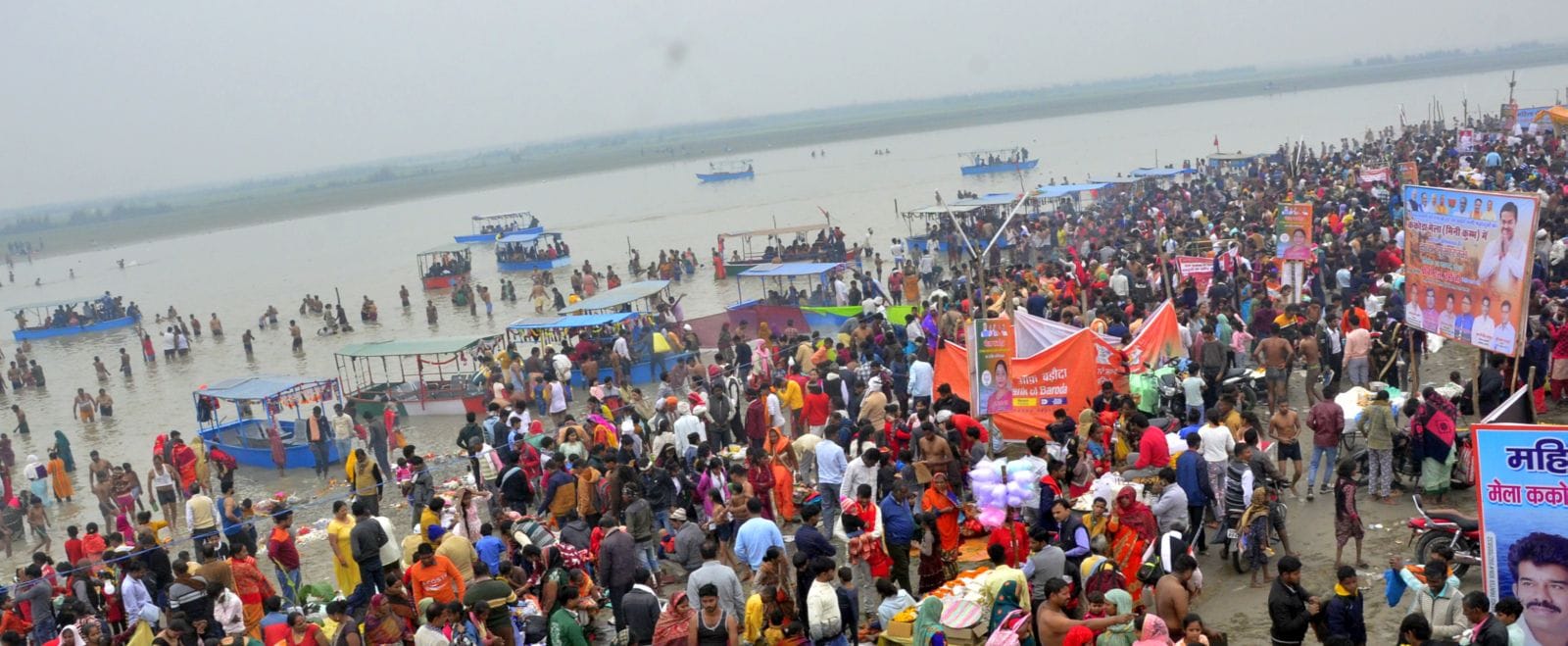 मेला ककोड़ा में कार्तिक पूर्णिमा पर गंगा घाट पर उमड़ी श्रद्धालुओ की भीड़। संवाद