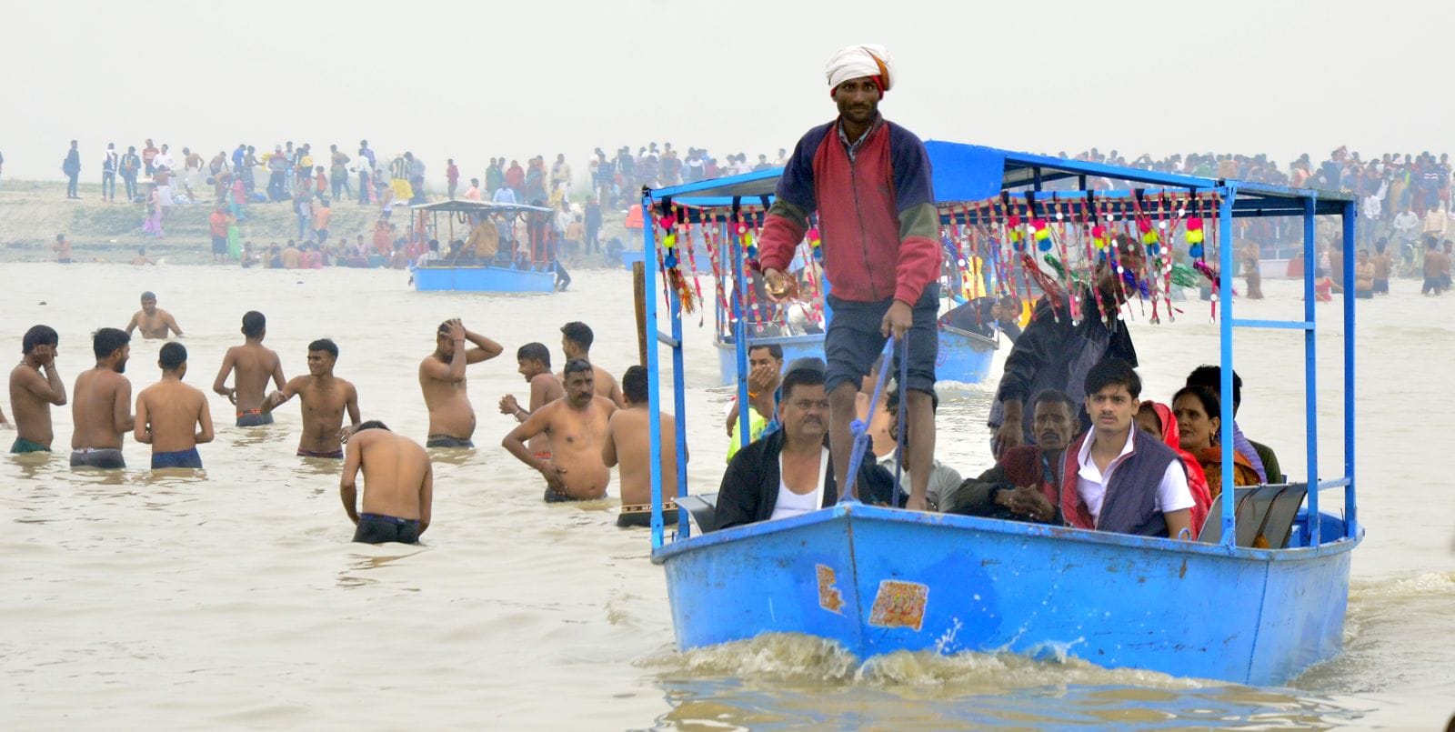 मेला ककोड़ा में कार्तिक पूर्णिमा पर गंगा घाट पर उमड़ी श्रद्धालुओ की भीड़। संवाद