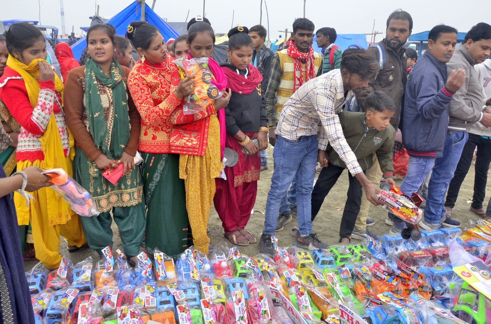 मेला ककोड़ा में कार्तिक पूर्णिमा पर गंगा घाट पर उमड़ी श्रद्धालुओ की भीड़। संवाद