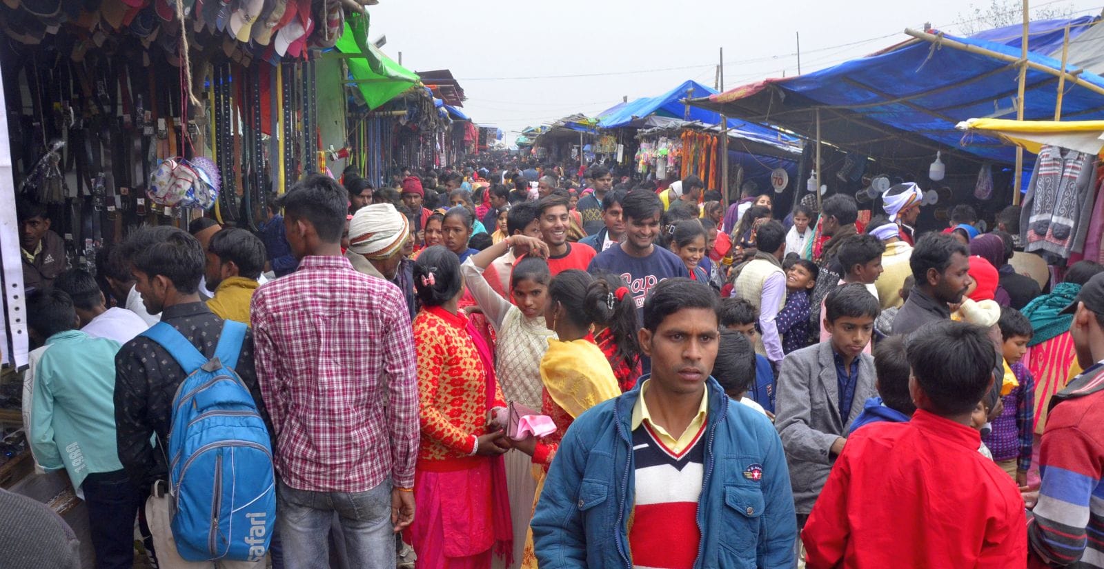 मेला ककोड़ा में कार्तिक पूर्णिमा पर गंगा घाट पर उमड़ी श्रद्धालुओ की भीड़। संवाद