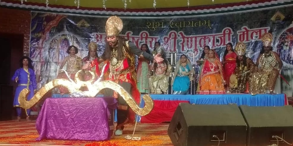 रेणु मंच पर परशुराम महागाथा का मंचन करते कलाकार। संवाद रेणु मंच पर परशुराम महागाथा का मंचन करते कलाकार। संवाद