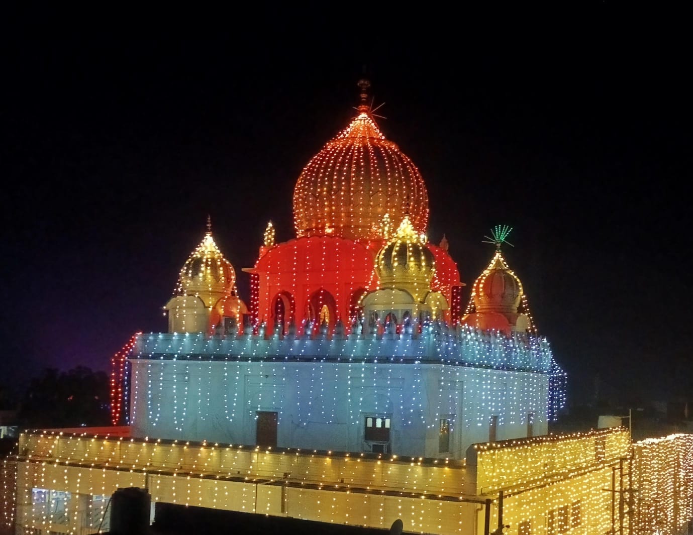 शहर के छेवी पातशाही गुरूद्धारा में मौजूद संगत । संवाद