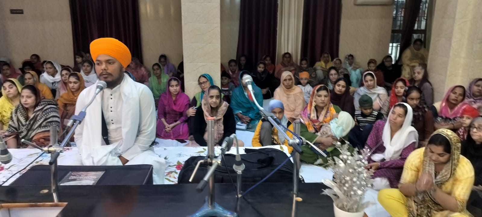 शहर के छेवी पातशाही गुरूद्धारा में मौजूद संगत । संवाद