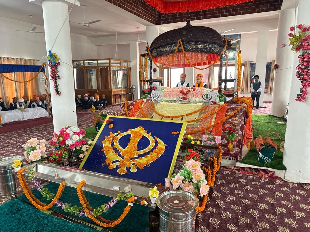 शहर के छेवी पातशाही गुरूद्धारा में मौजूद संगत । संवाद