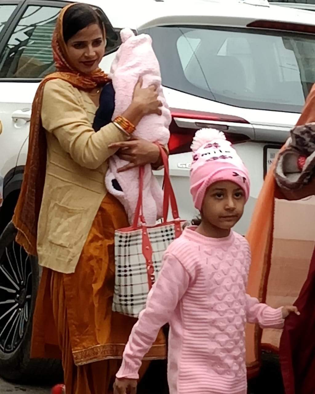 शहर में सोमवार की सुबह से ही आसमान में बादल छाये रहने से सर्दी भी बढ़ गयी । संवाद