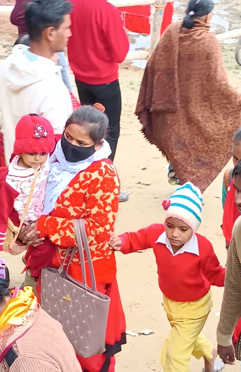 शहर में सोमवार की सुबह से ही आसमान में बादल छाये रहने से सर्दी भी बढ़ गयी । संवाद