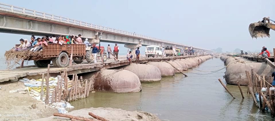 ढाईघाट मेले के मुख्य पर्व के बाद गंगाघाटों और मेले परिसर में पड़ी गंदगी।संवाद