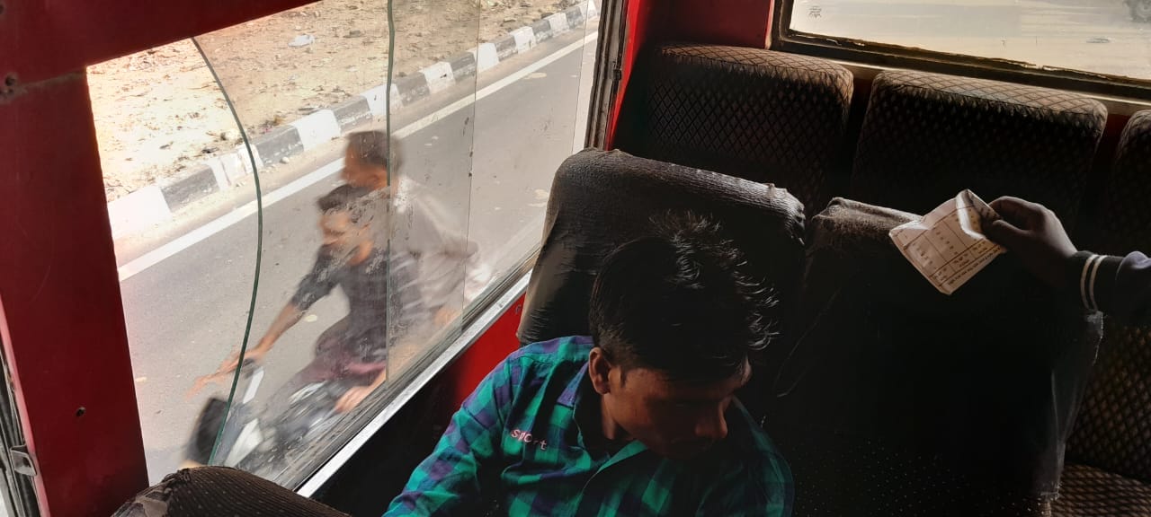 गोला डिपो की शाहजहांपुर रूट की बस में पीछे की सीट के पास खिड़की का गायब एक शीशा                