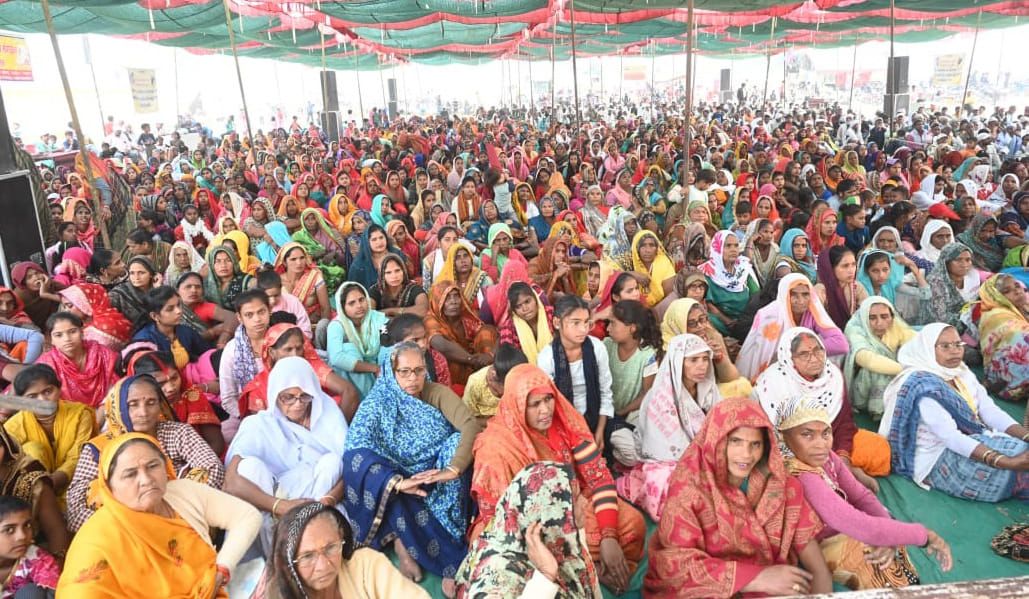 बिल्सी के दिधौनी गांव में प्रवचन देते पंकज जी महाराज। संवाद