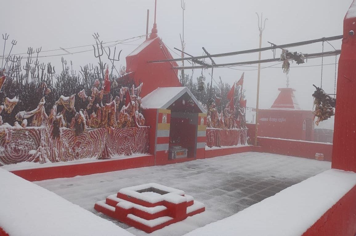 चंबा के कुगति कार्तिक स्वामी मंदिर के आसपास पड़ी ताजा बर्फबारी।संवाद चंबा के कुगति कार्तिक स्वामी मंदिर के आसपास पड़ी ताजा बर्फबारी।संवाद