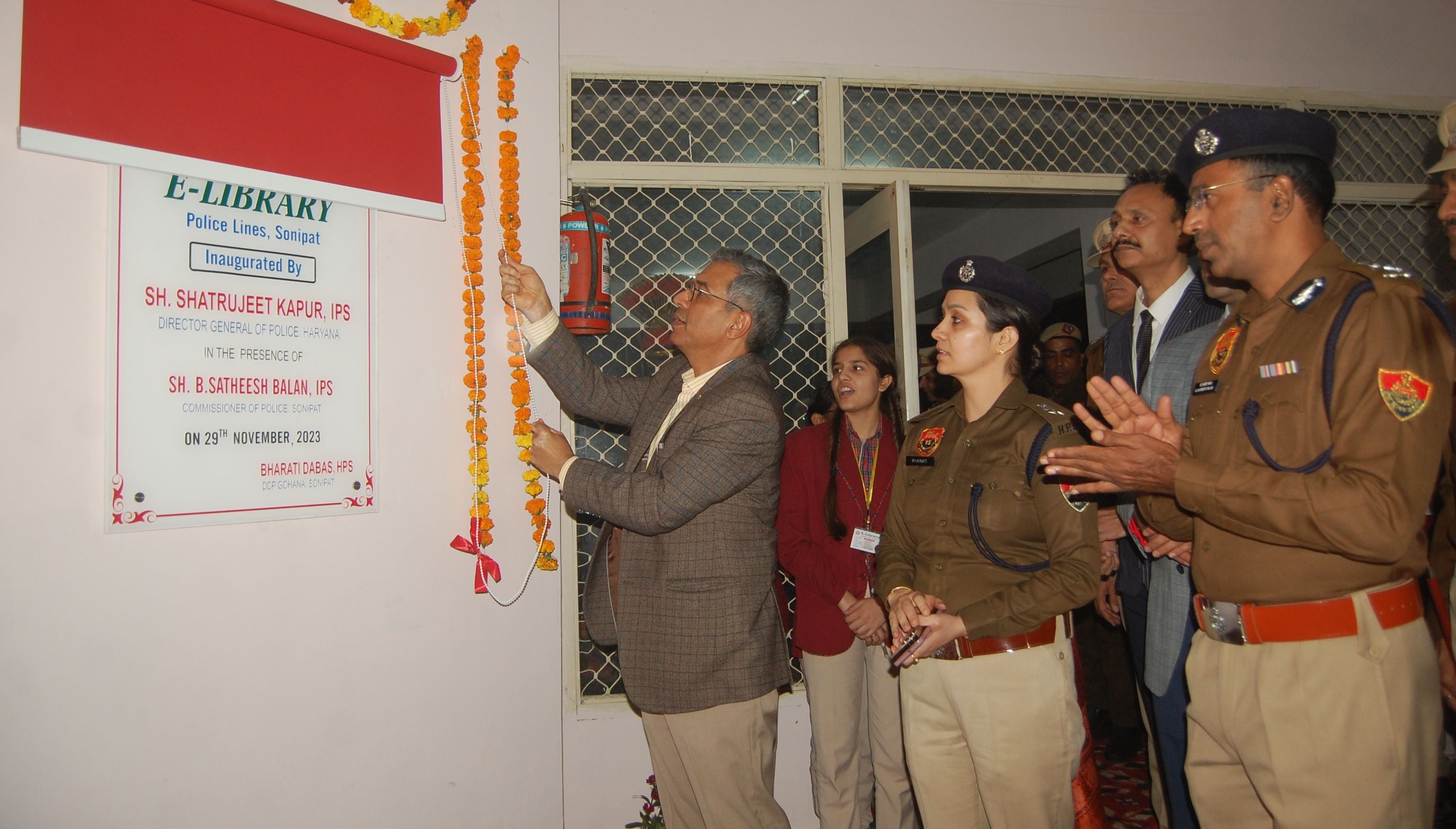 फोटो :35: सोनीपत में बुधवार को ई-लाइब्रेरी का उद्घाटन करते पुलिस महानिदेशक शत्रुजीत कपूर, साथ म फोटो :35: सोनीपत में बुधवार को ई-लाइब्रेरी का उद्घाटन करते पुलिस महानिदेशक शत्रुजीत कपूर, साथ म