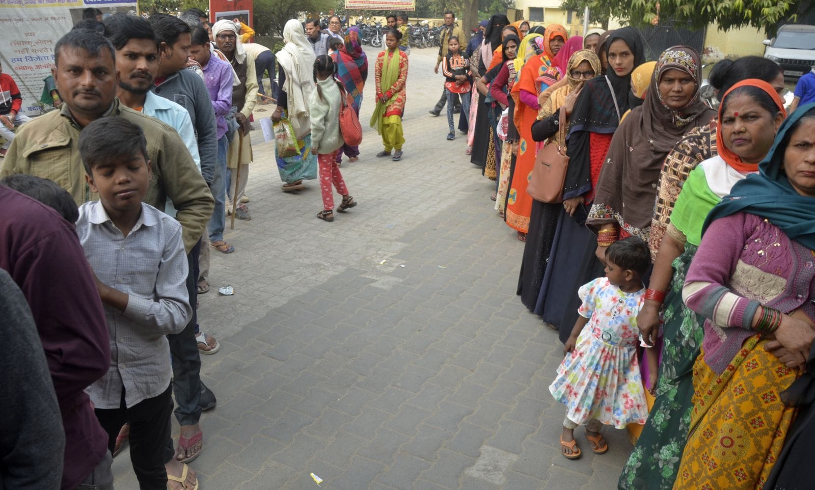 जिला अस्पताल में पर्चा बनवाने को लगी मरीजों की कतार। संवाद