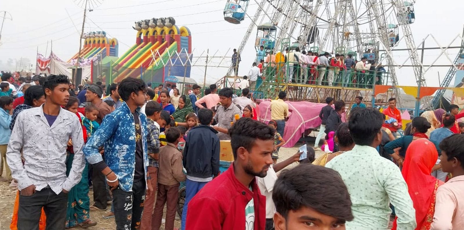 मेला ककोड़ा में घोड़े के सजाने सामान खरीदते लोग। संवाद