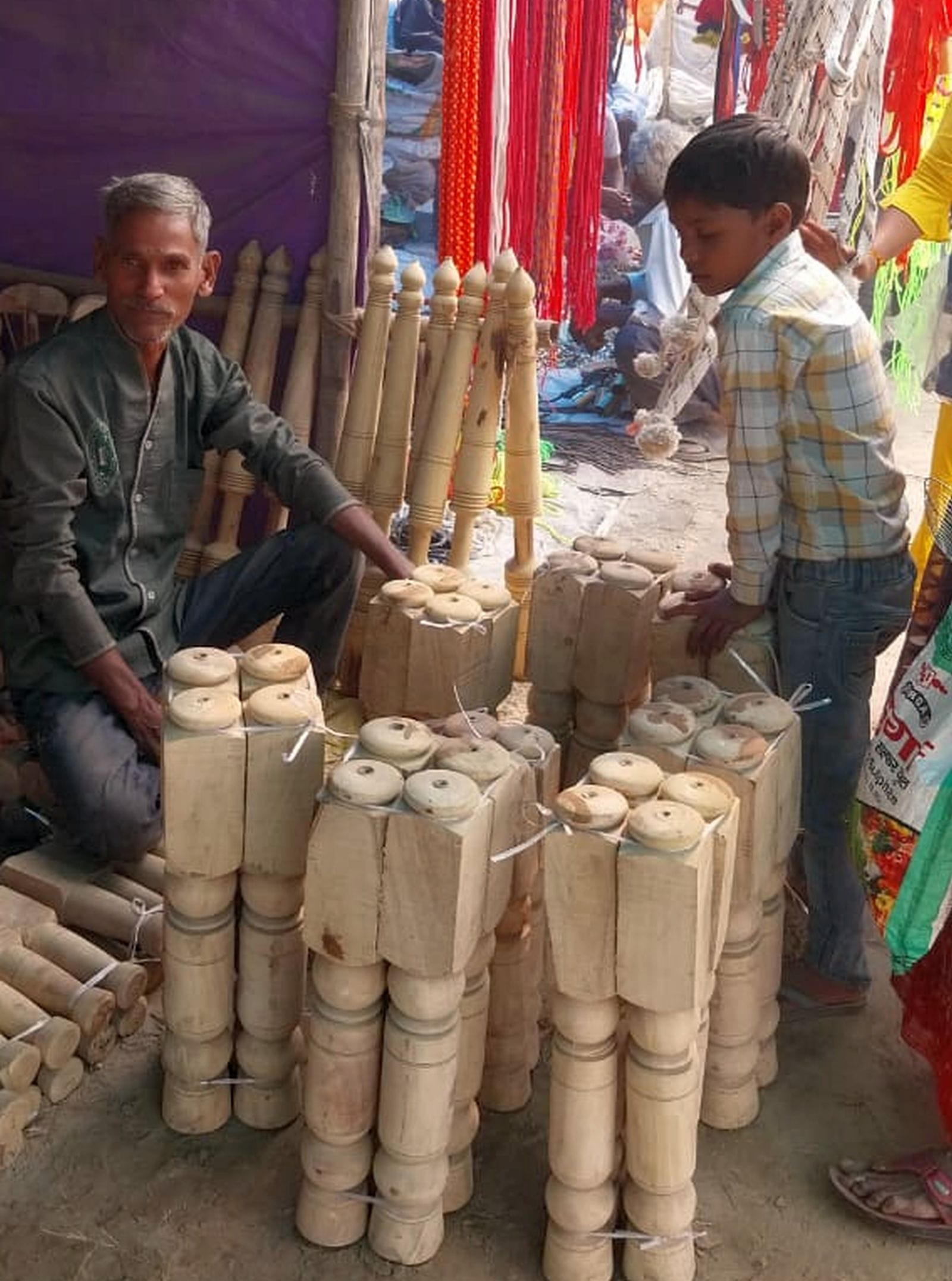 मेला ककोड़ा में घोड़े के सजाने सामान खरीदते लोग। संवाद