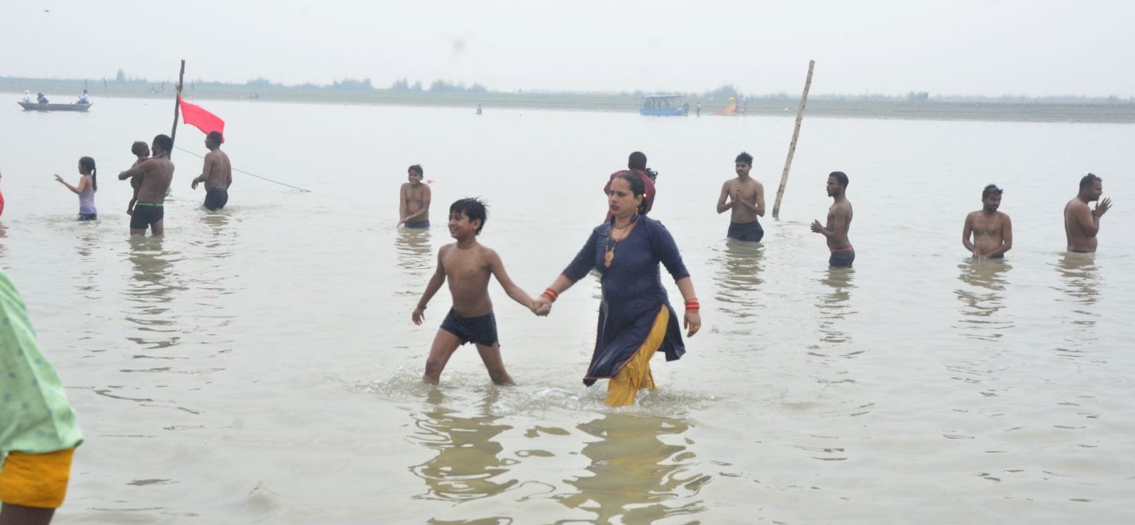 मेला ककोड़ा में घोड़े के सजाने सामान खरीदते लोग। संवाद