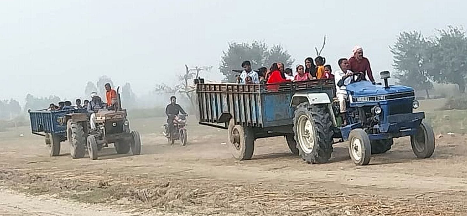 मेला ककोड़ा में घोड़े के सजाने सामान खरीदते लोग। संवाद