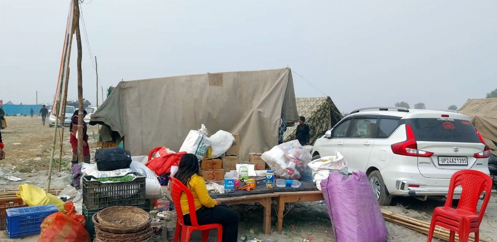 मेला ककोड़ा में घोड़े के सजाने सामान खरीदते लोग। संवाद