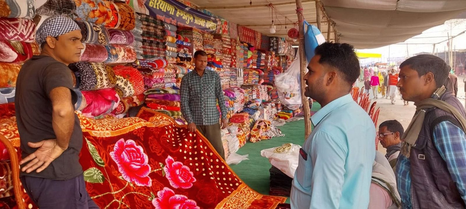 मेला ककोड़ा में घोड़े के सजाने सामान खरीदते लोग। संवाद