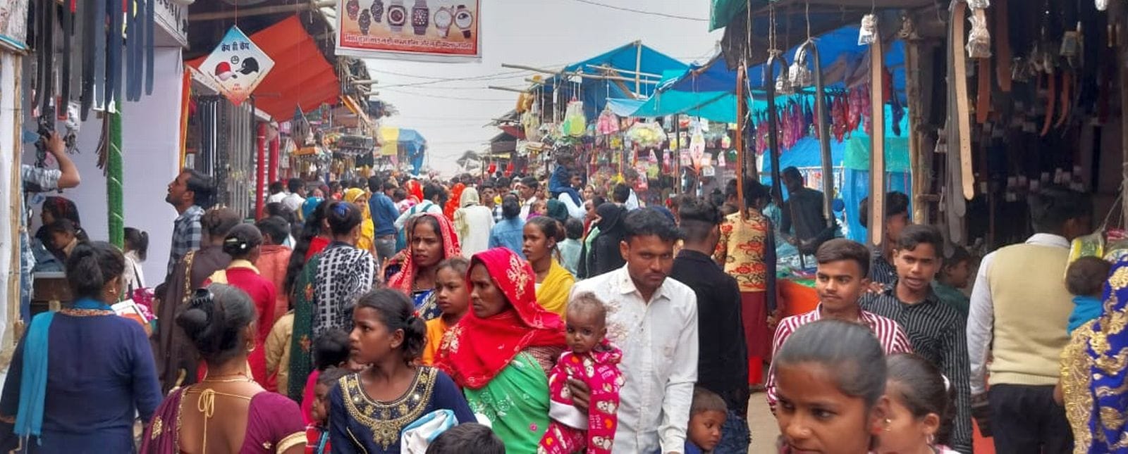 मेला ककोड़ा में घोड़े के सजाने सामान खरीदते लोग। संवाद