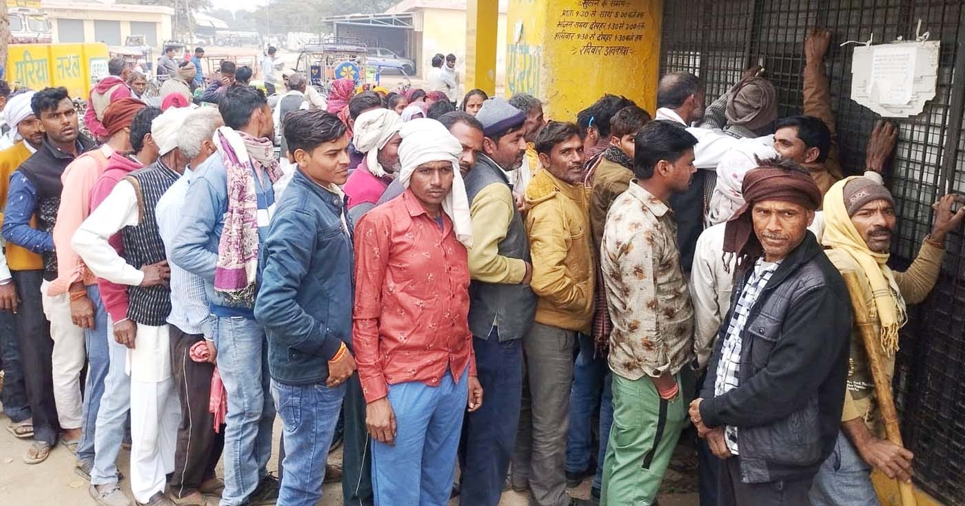 वजीरगंज के सहकारी केंद्र से डीएपी ले जाते किसान। संवाद