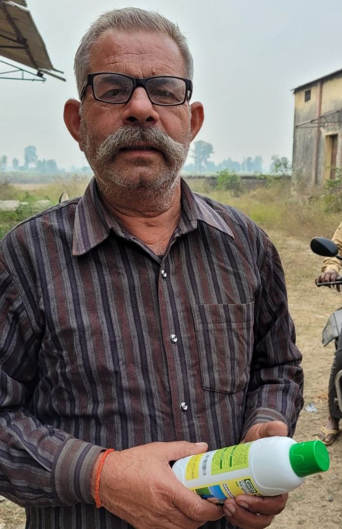 वजीरगंज के सहकारी केंद्र से डीएपी ले जाते किसान। संवाद