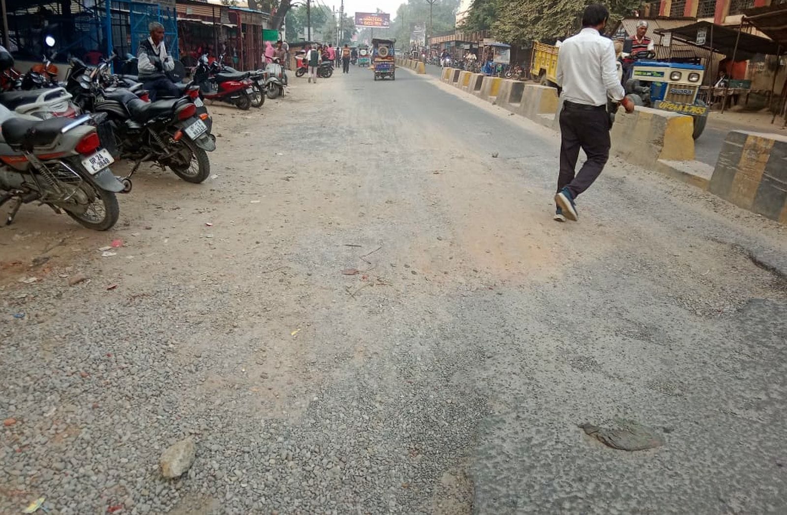 वन विभाग रोड पर टूटी पड़ी सड़क। संवाद