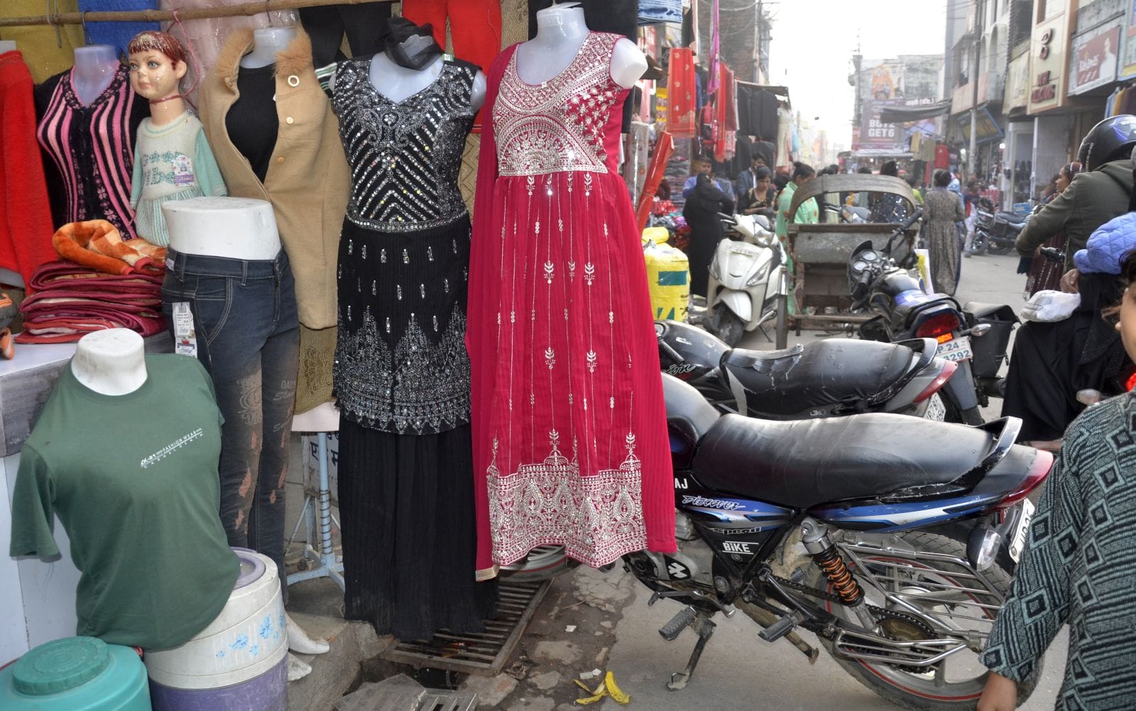 वन विभाग रोड पर टूटी पड़ी सड़क। संवाद