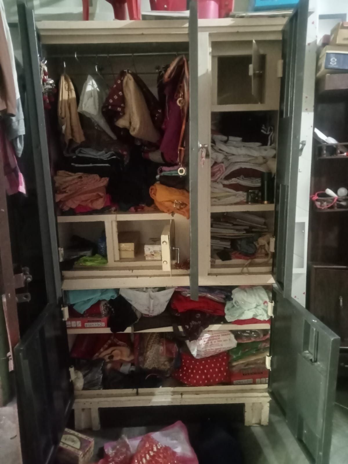 30जेएनडी19: शीतलपुरी कालोनी में चोरी के बाद बिखरा पड़ा सामान। संवाद। 30जेएनडी19: शीतलपुरी कालोनी में चोरी के बाद बिखरा पड़ा सामान। संवाद।