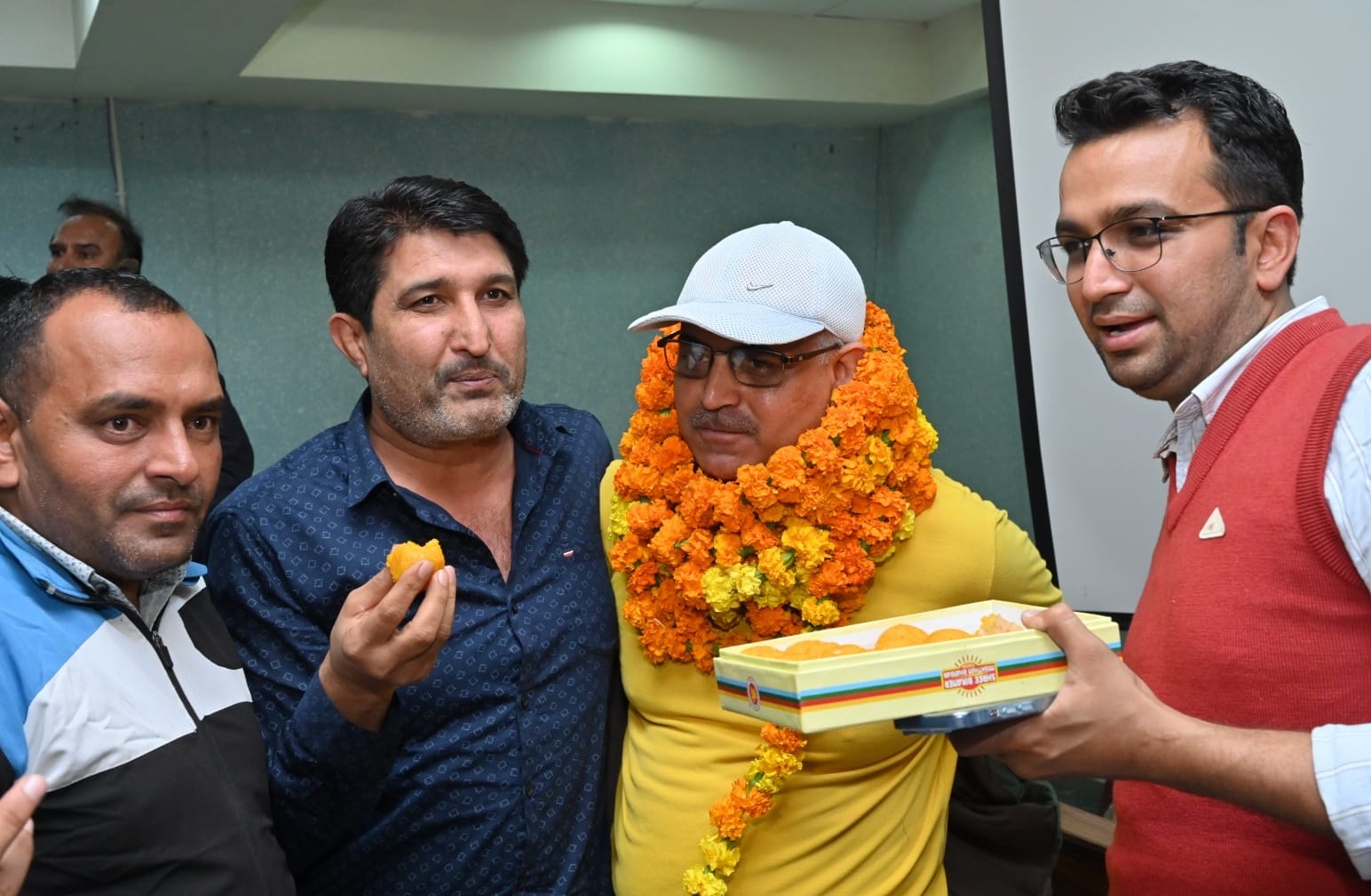 30सीटीके34... एमडीयू में आयोजित वार्षिक चुनाव में विजेता डा. विकास सिवाच अपने सहयोगियों के साथ 30सीटीके34... एमडीयू में आयोजित वार्षिक चुनाव में विजेता डा. विकास सिवाच अपने सहयोगियों के साथ
