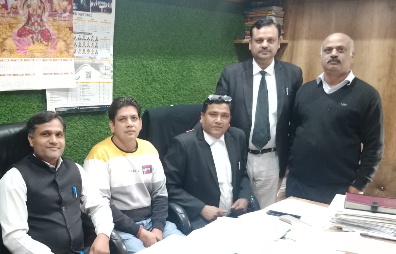 फोटो 40. सोनीपत के गन्नौर बार परिसर में चुनाव की तैयारियों को लेकर बैठक करते रिटर्निंग अधिकारी फोटो 40. सोनीपत के गन्नौर बार परिसर में चुनाव की तैयारियों को लेकर बैठक करते रिटर्निंग अधिकारी