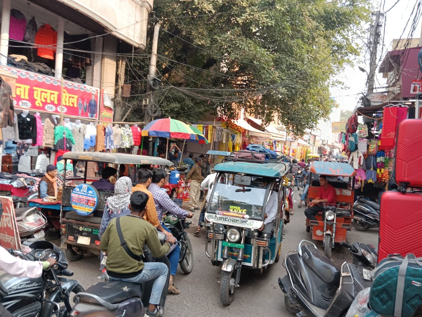 गांधी स्टेडियम रोड पर लगा जाम । संवाद