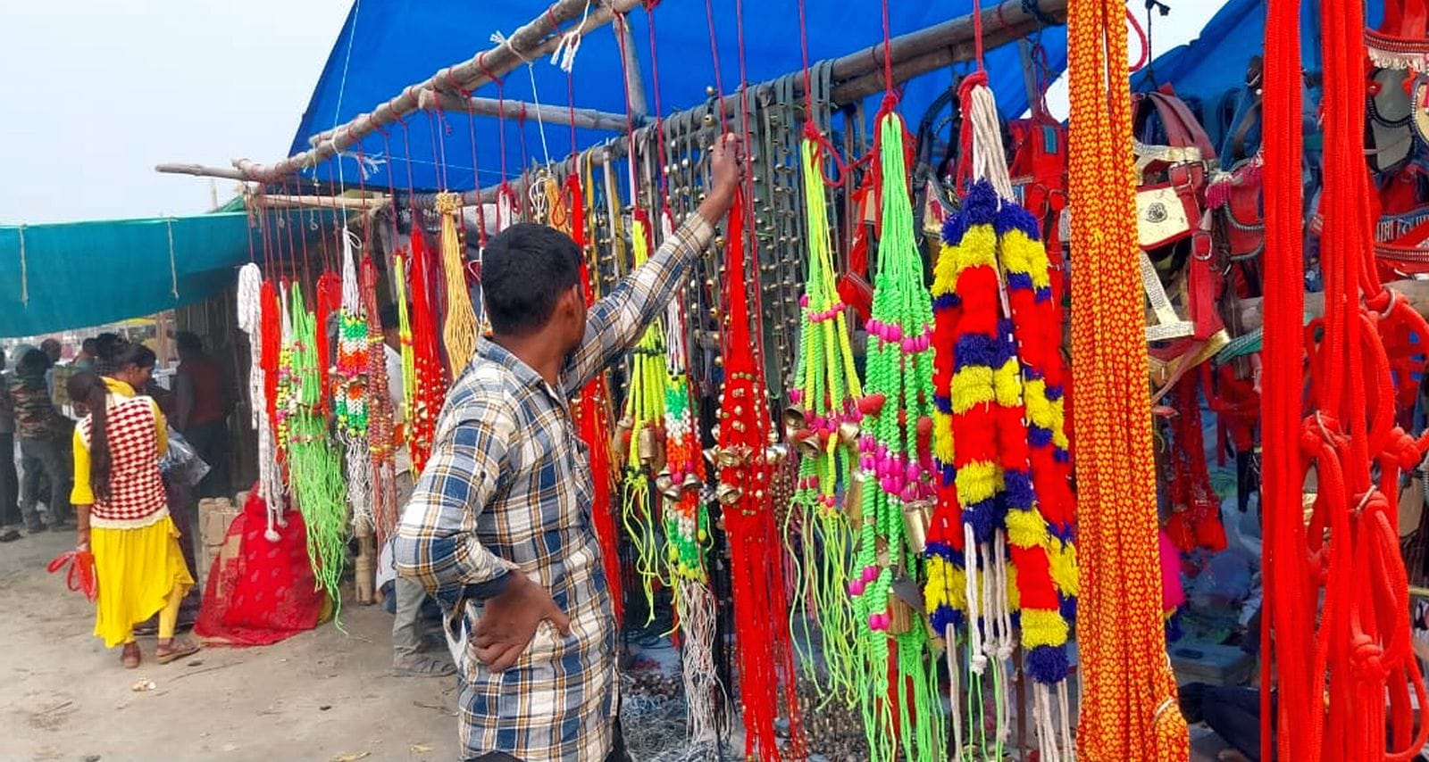 मेला ककोड़ा गंगा घाट पर स्नान करते लोग। संवाद