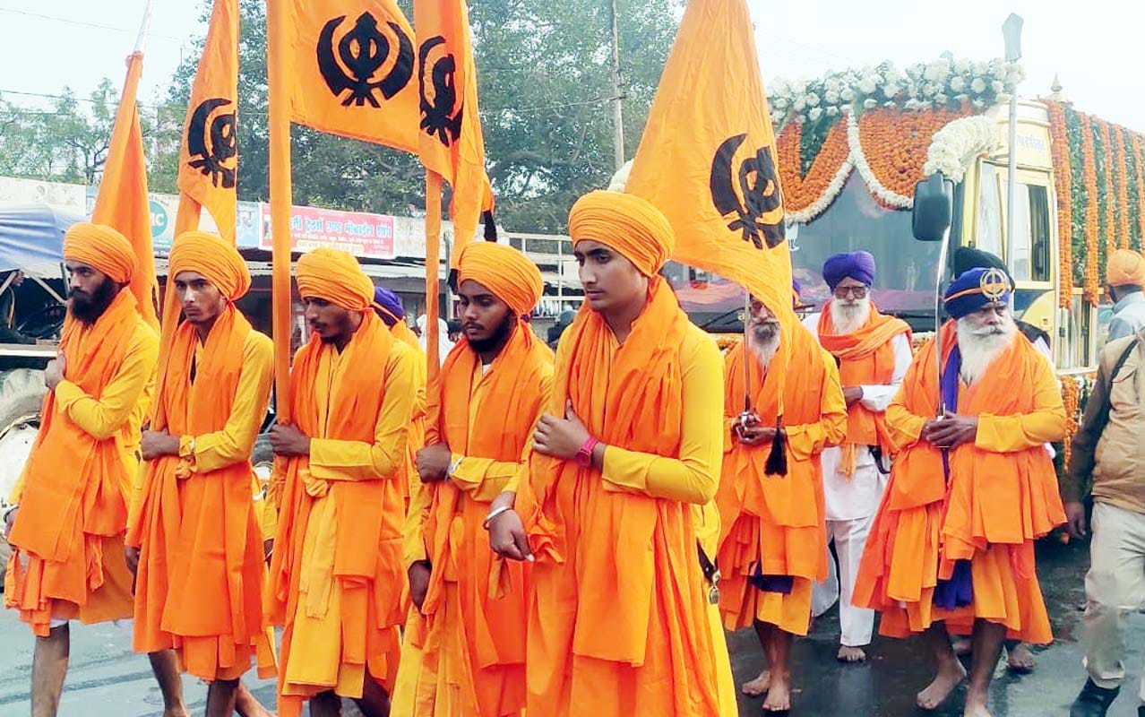 नगर कीर्तन यात्रा में पुवायां में करतब दिखाती गतका पार्टी। संवाद