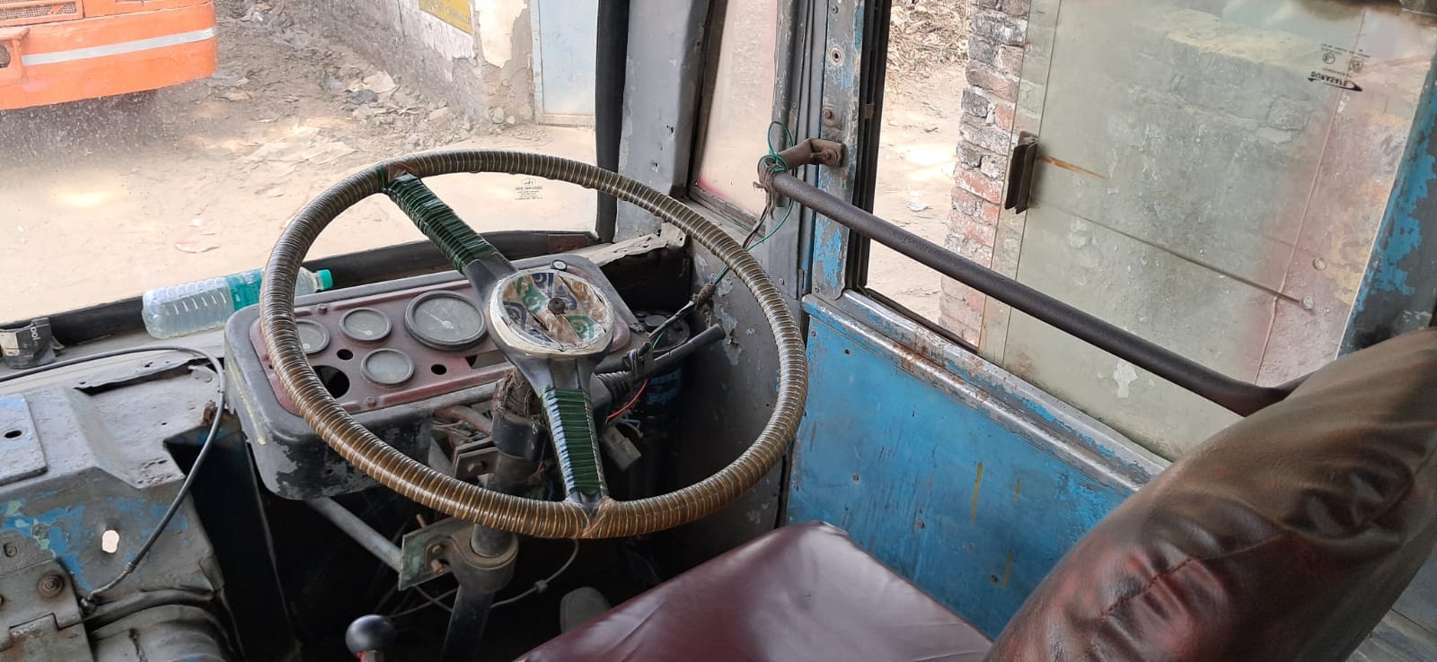 रोडवेज बस में टूटा खिड़की का शीशा । संवाद