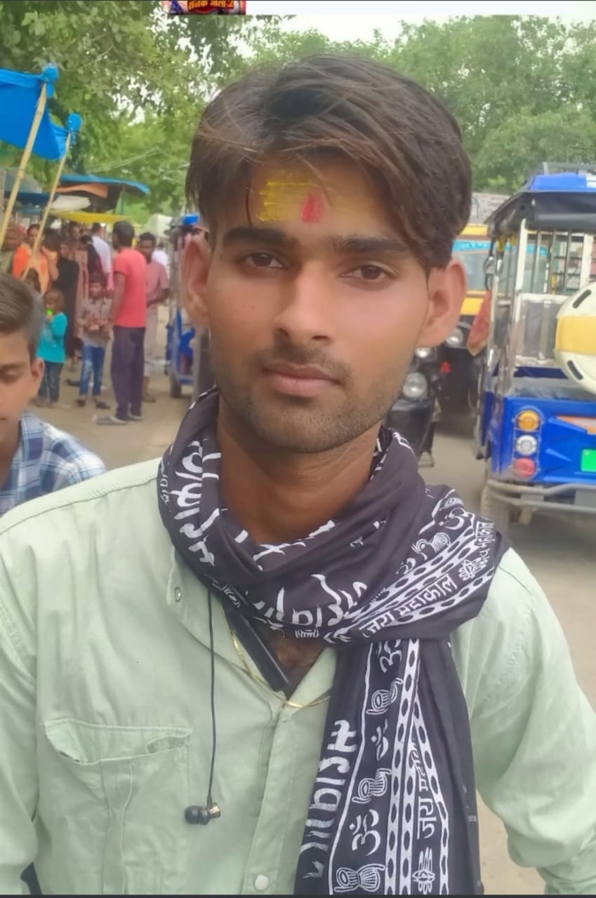 रामपुरपट्टी बकुलहवा में संदीप यादव के पिता शेषनाथ यादव को सांत्वना देते ग्रामीण। रामपुरपट्टी बकुलहवा में संदीप यादव के पिता शेषनाथ यादव को सांत्वना देते ग्रामीण।
