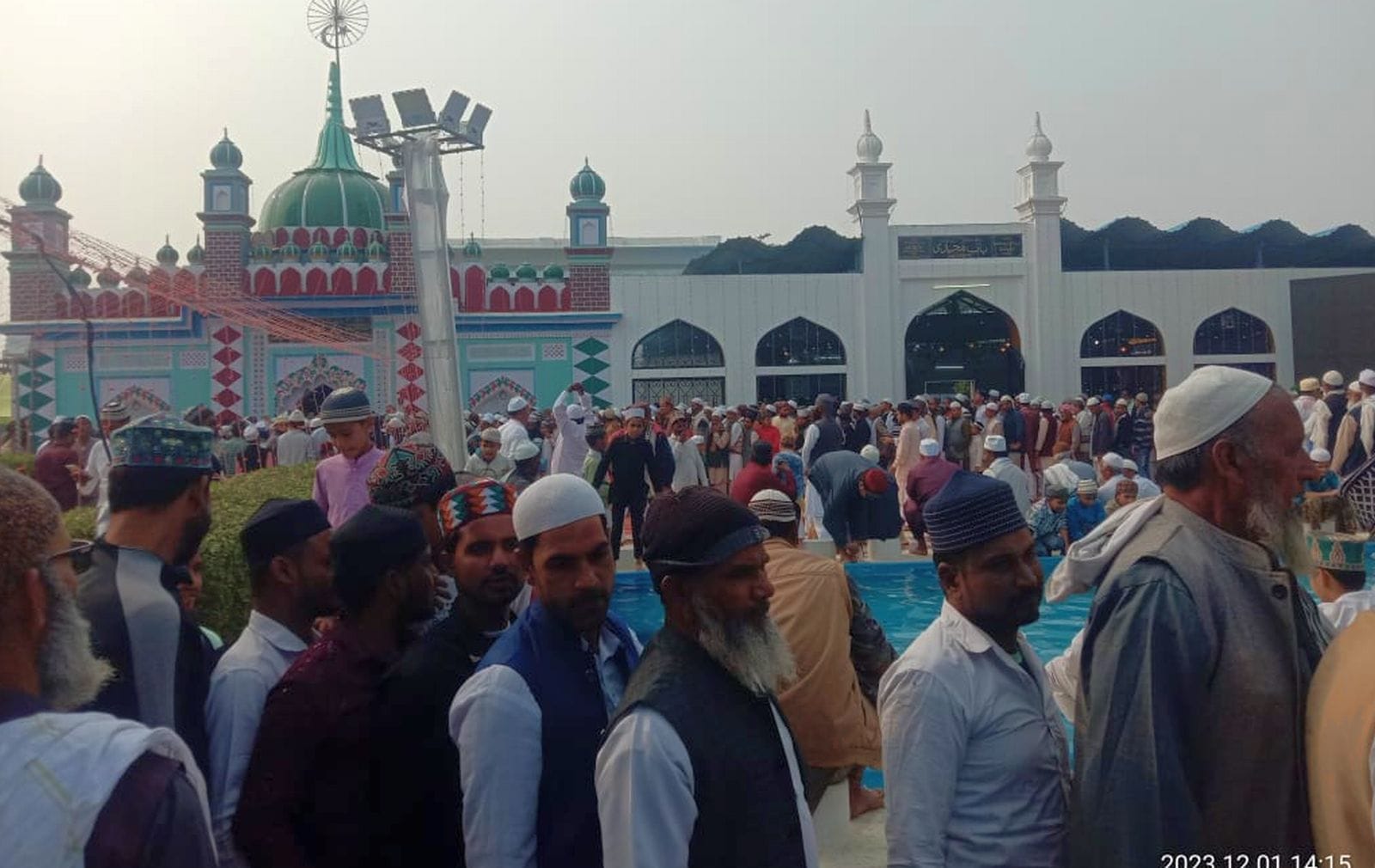 दरगाह ए क़ादरी में तकरीर देते बगदाद के सज्जादानशी। स्रोत-आयोजक