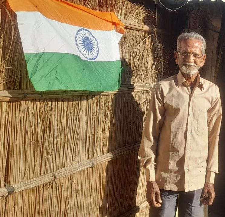 भैरम पुर गोव में मंजीत के घर मां के साथ बैठी महिलाएं भैरम पुर गोव में मंजीत के घर मां के साथ बैठी महिलाएं